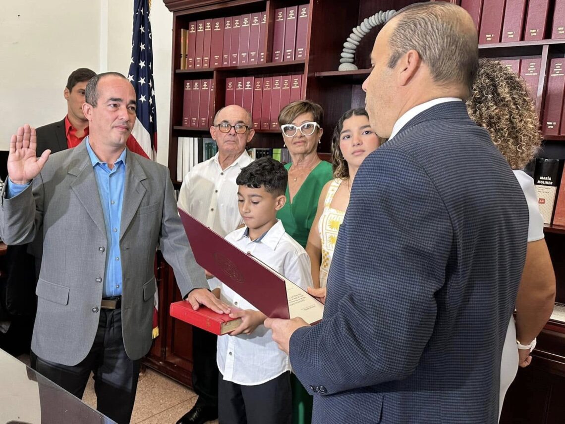 Eliezer Molina Pérez juramentó rodeado de su familia. (Foto: Senado de Puerto Rico / Facebook)