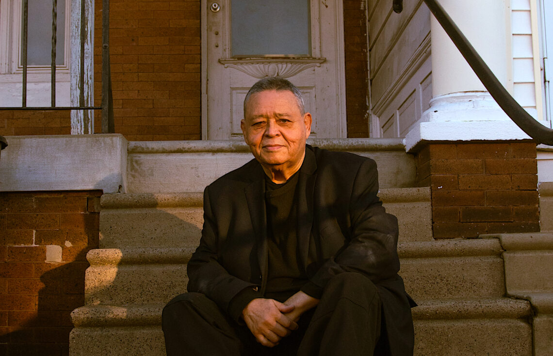 Ray Collazo, residente de toda la vida en el norte de Filadelfia, reflexiona sobre los retos que enfrenta la comunidad boricua con las desigualdades en servicios de salud, el abandono sistémico y el aislamiento cultural. (Foto: Ji Stribling / CPI)