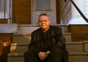 Ray Collazo, residente de toda la vida en el norte de Filadelfia, reflexiona sobre los retos que enfrenta la comunidad boricua con las desigualdades en servicios de salud, el abandono sistémico y el aislamiento cultural. (Foto: Ji Stribling / CPI)
