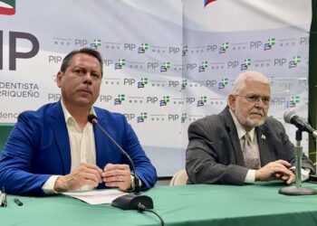 En compañía del abogado Carlos Gorrín Peralta, Dalmau Ramírez también describió como “preocupante, alarmante y escandaloso” el desempeño del gobierno actual en sus primeros días. (Fotocaptura FB LIve/Patria Nueva PR)