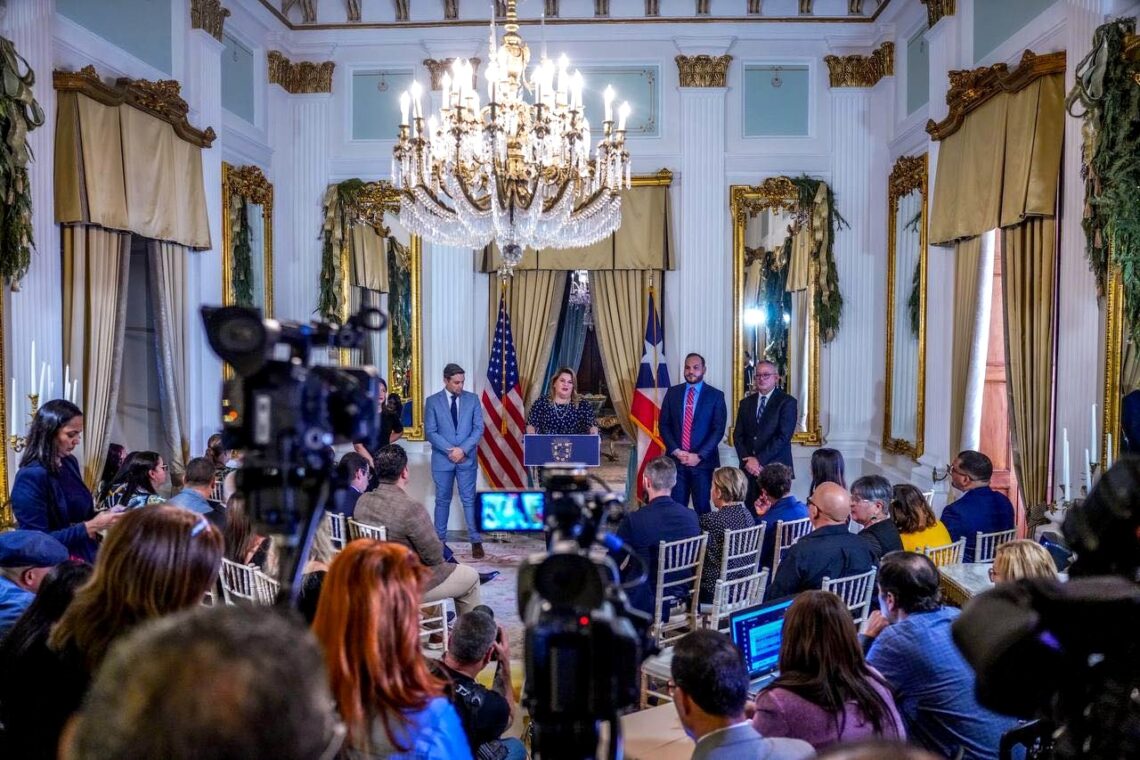 Jenniffer González Colón con sus designados al DACO, DRNA, ADSEF y el 911.