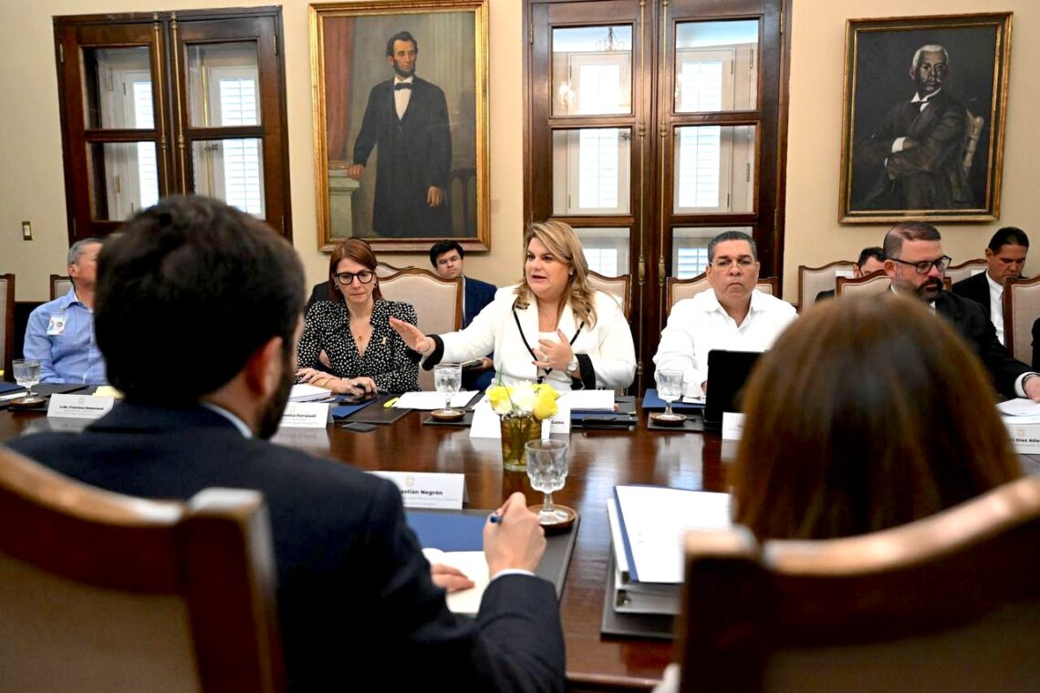 Jenniffer González Colón junto al Comité para la Transformación Energética de Puerto Rico. (Foto suministrada)