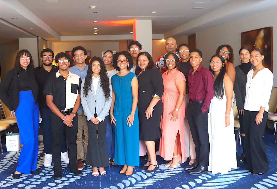 El grupo de estudiantes, compuesto por 25 mujeres y 17 hombres, estudia diversidad de carreras postsecundarias, entre ellas: Ingeniería, Trabajo Social, Agricultura Sustentable, Música, Educación. (Suministrada)