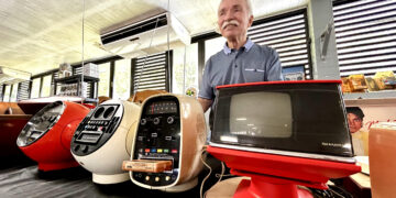 La cumbre anual volverá al Centro de Recepciones del Complejo Deportivo de Villalba con sobre 5 mil artículos de incalculable valor histórico, cultural y sentimental. En la foto, Minel Torres junto a su colección de radios y televisores. (Foto: Omar Alfonso)