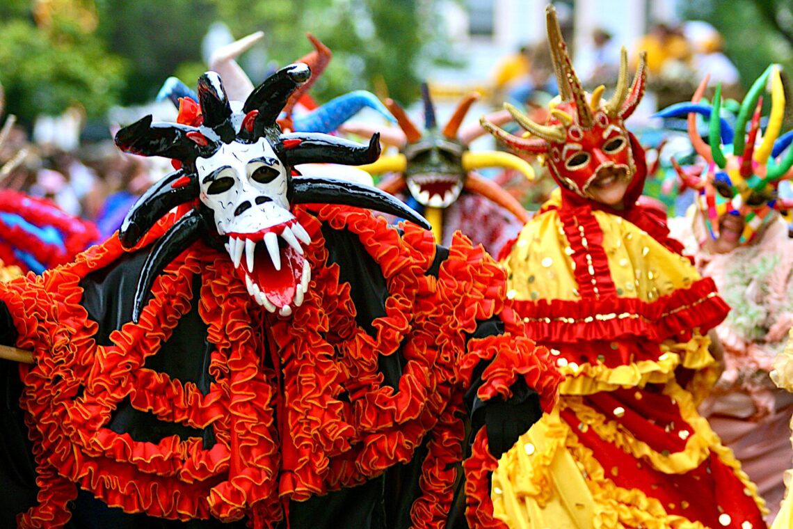 La inauguración oficial del Carnaval será el jueves, 27 de febrero, cuando múltiples comparsas de vejigantes se unan a artistas y multitudes en la Plaza Las Delicias, para festejar desde las 6:00 de la tarde el cadencioso Baile de Máscaras. (Foto archivo)