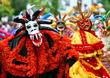 La inauguración oficial del Carnaval será el jueves, 27 de febrero, cuando múltiples comparsas de vejigantes se unan a artistas y multitudes en la Plaza Las Delicias, para festejar desde las 6:00 de la tarde el cadencioso Baile de Máscaras. (Foto archivo)