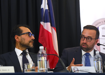 Robert Mujica, director ejecutivo de la Junta de Control Fiscal, y Omar Marrero, exdirector de la AAFAF. (Foto: Ricardo Arduengo | CPI)