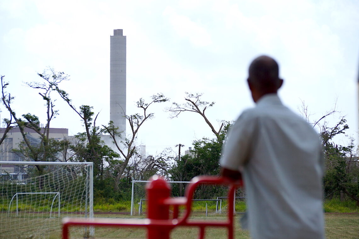 Las reacciones ocurrieron tras confirmarse que AES no pagó las multas que el DRNA le impuso previo al paso de los huracanes Irma y María. (Foto archivo)