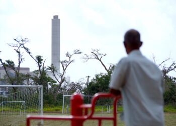 Las reacciones ocurrieron tras confirmarse que AES no pagó las multas que el DRNA le impuso previo al paso de los huracanes Irma y María. (Foto archivo)