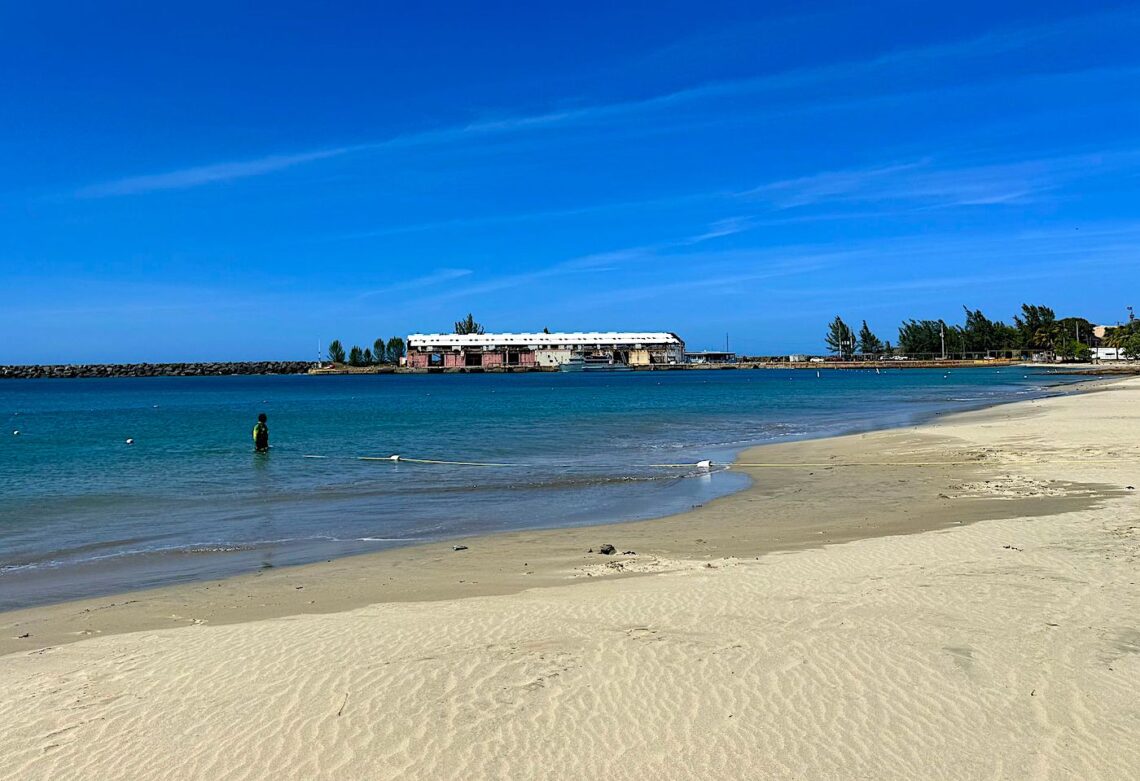 La Oficina del Comisionado de Navegación instaló nuevas boyas flotantes, así como sogas para demarcar del área segura para el disfrute de los bañistas en el muelle y la playa de Arecibo. (suministrada)
