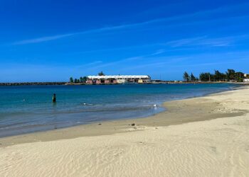 La Oficina del Comisionado de Navegación instaló nuevas boyas flotantes, así como sogas para demarcar del área segura para el disfrute de los bañistas en el muelle y la playa de Arecibo. (suministrada)