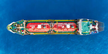 La empresa ya acordó con la Autoridad del Puerto de Ponce tomar control de un predio de cuatro cuerdas adyacente al Muelle 8, para convertir esa zona en centro de almacenamiento y distribución de GNL, durante un plazo de 25 años. (Foto: iStock)