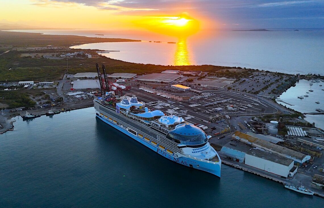 A diferencia de lo que sucedió el 2 de enero de 2024, cuando hizo una escala técnica para inspecciones y certificaciones, ahora el Icon of the Seas será recibido por operadores y funcionarios que dirigirán a sus 10 mil pasajeros y tripulantes a 18 parajes del sur, centro, oeste y norte del país.