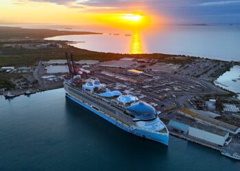 A diferencia de lo que sucedió el 2 de enero de 2024, cuando hizo una escala técnica para inspecciones y certificaciones, ahora el Icon of the Seas será recibido por operadores y funcionarios que dirigirán a sus 10 mil pasajeros y tripulantes a 18 parajes del sur, centro, oeste y norte del país.