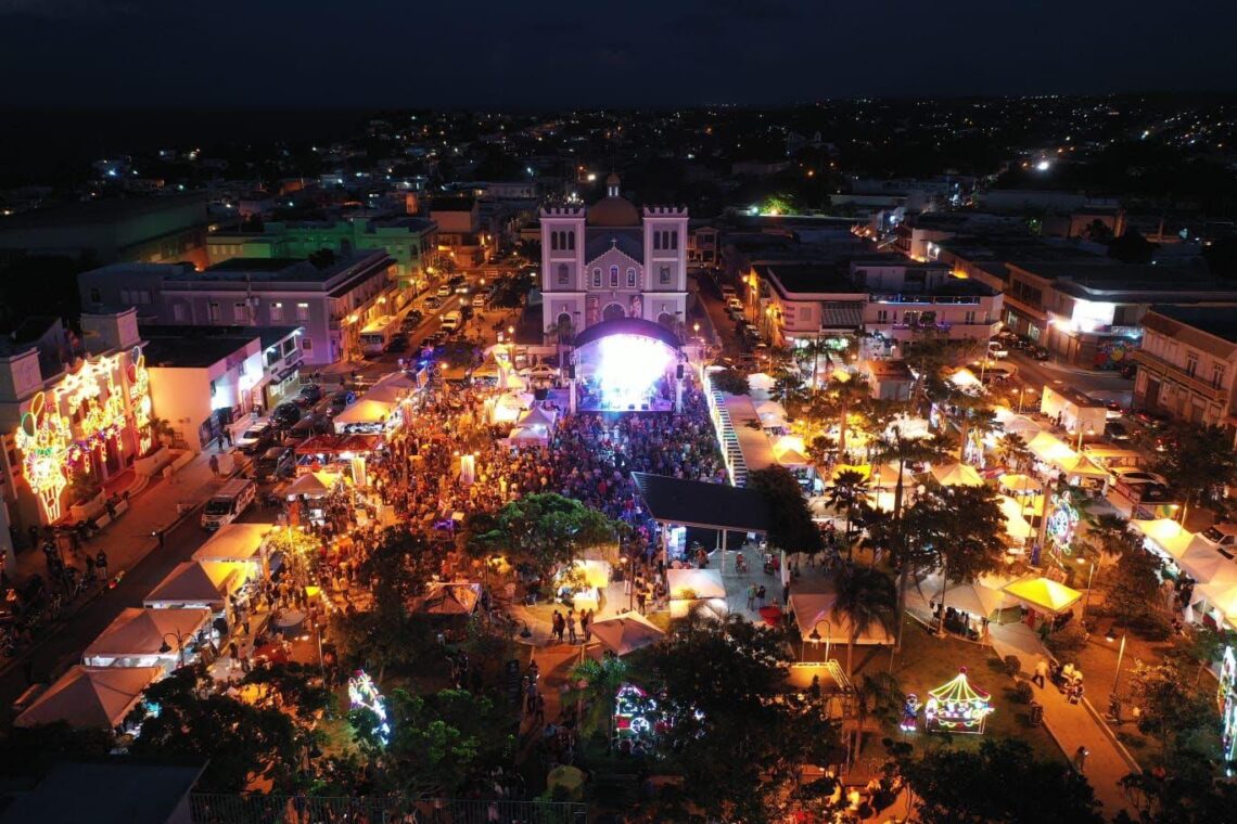 Plaza pública de Isabela. (Foto archivo)