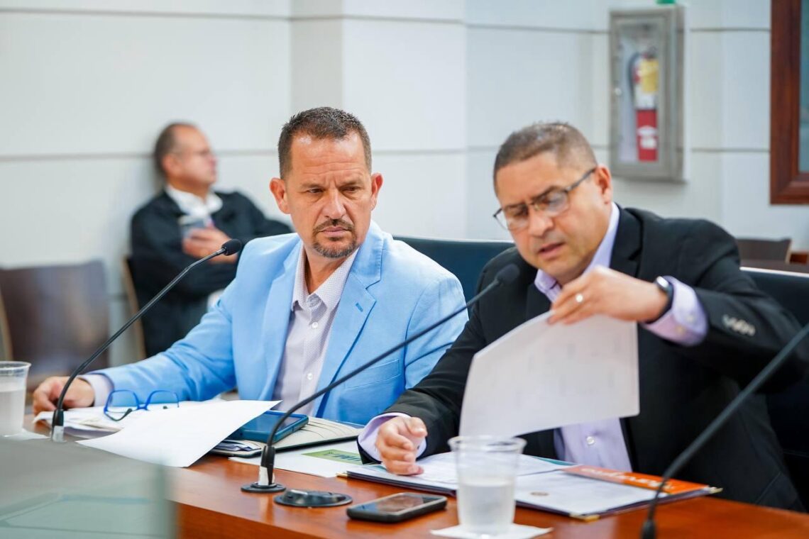 Alcaldes de Narajito y Utuado. (Foto suministrada)