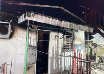 Casa que se incendión en Coto Laurel por incidente con generador electrico tras el apagón de Miércoles Santo. (Foto: Municipio de Ponce)