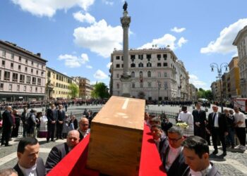 Traslado del féretro de papa Francisco hacia la Basílica Santa María la Mayor, el 26 de abril de 2025. (Foto: Vatican News)