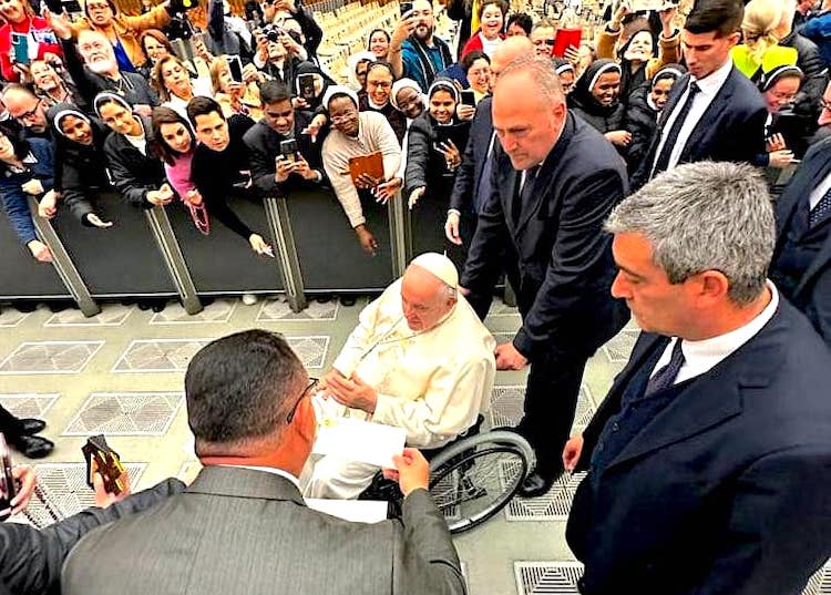 A 16 meses y un día de aquel intercambio en El Vaticano, el alcalde reaccionó con asombro a la noticia del momento en la prensa mundial. (Foto archivo)