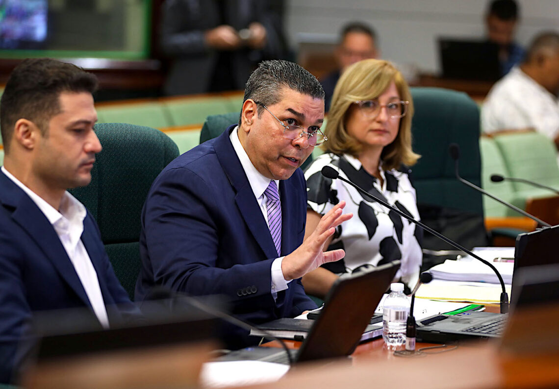 Durante su ponencia ante la Comisión de Gobierno, Josué Colón Ortiz expresó que los gasoductos del sur y norte “se debieron continuar”. También mostró apertura a que se presenten nuevas propuestas. (Foto: Cámara de Representantes)