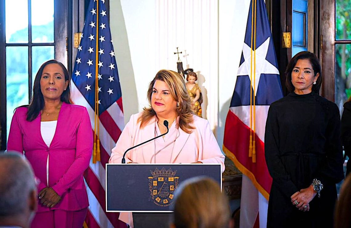 La gobernadora también nominó a Lourdes Lynnette Gómez Torres (extrema derecha) para el cargo de secretaria del Departamento de Justicia, una abogada con estrechos vínculos con Ponce. (Foto: La Fortaleza)