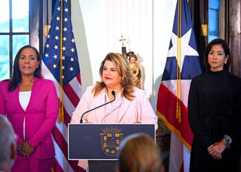 La gobernadora también nominó a Lourdes Lynnette Gómez Torres (extrema derecha) para el cargo de secretaria del Departamento de Justicia, una abogada con estrechos vínculos con Ponce. (Foto: La Fortaleza)