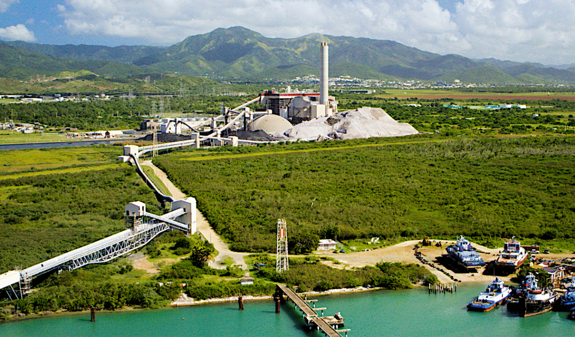 En el 2024, la carbonera cobró $426 millones por sus servicios de generación eléctrica al país, $157 millones más de lo que la compañía devengó en el año previo al rescate financiero del gobierno. (Foto archivo)