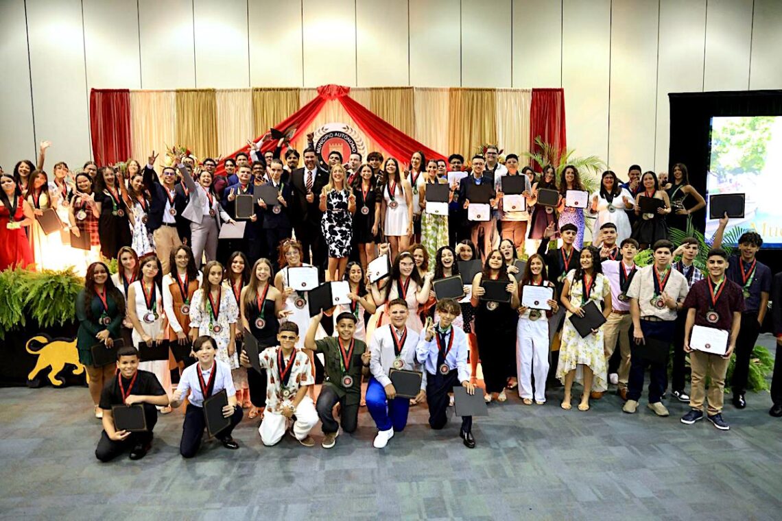 El galardón, que honra la excelencia académica y el compromiso estudiantil, fue otorgada a estudiantes de escuelas públicas y privadas que se destacaron por sus valores y actitudes ejemplares, alcanzaron un promedio académico de 4.00 y se convirtieron en modelos a seguir para sus pares. (Foto: Heriberto Rodríguez, suministrada)