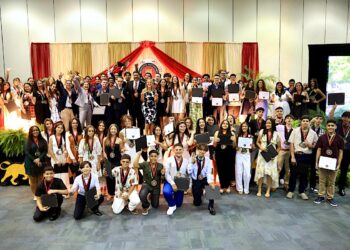 El galardón, que honra la excelencia académica y el compromiso estudiantil, fue otorgada a estudiantes de escuelas públicas y privadas que se destacaron por sus valores y actitudes ejemplares, alcanzaron un promedio académico de 4.00 y se convirtieron en modelos a seguir para sus pares. (Foto: Heriberto Rodríguez, suministrada)