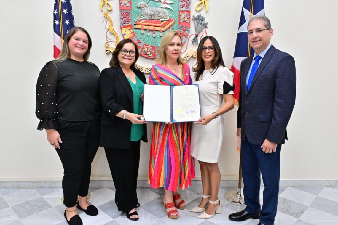 Al centro, secretaria interina del Departamento de Estado, Narel Waleska Colón. La acompañan Nathalie Vera, Yomara Santiago, Martha Permuy y Reinaldo Quiñones de Ciracet. (Foto: FB Departamento de Estado)