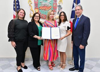 Al centro, secretaria interina del Departamento de Estado, Narel Waleska Colón. La acompañan Nathalie Vera, Yomara Santiago, Martha Permuy y Reinaldo Quiñones de Ciracet. (Foto: FB Departamento de Estado)