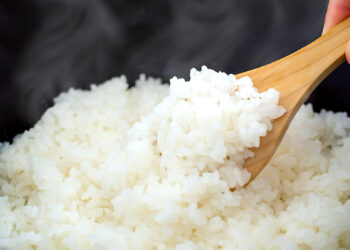 Los consumidores de 145 marcas y variedades de arroz a la venta en los Estados Unidos están ingiriendo concentraciones elevadas y, en ocasiones, peligrosas de metales pesados como arsénico y cadmio, afirma un abarcador estudio del producto. (Foto: Istock, archivo)