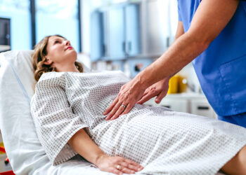 “Hay estudios que evidencian que el ejercicio como el yoga pueden bajar la inflamación", dijo la doctora Yadira Méndez Feliciano, ginecóloga obstetra del Centro Médico Episcopal San Lucas. (Foto: iStock)