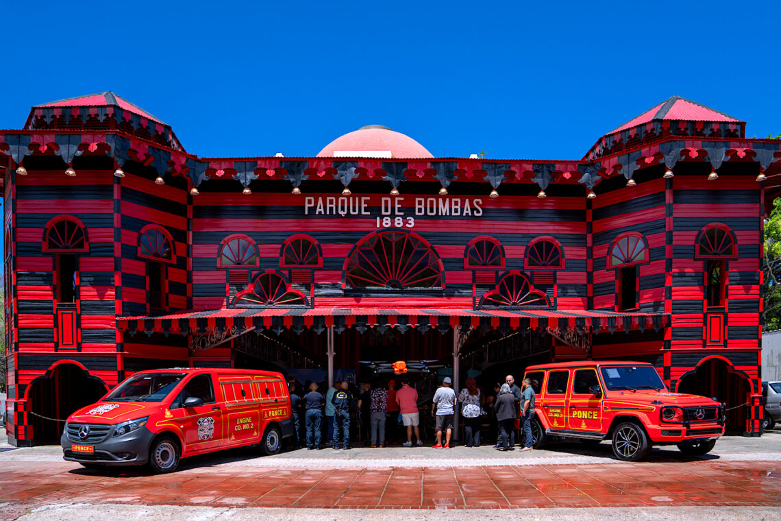 Mercedes-Benz of Ponce exhibirá en el lugar dos de sus más populares unidades -la Mercedes-Benz G Wagon y el Mercedes-Benz Metris van-, las cuales han sido revestidas con vistosas pegatinas rojinegras, diseñadas a imagen y semejanza del popular camión de servicio. (auministrada)