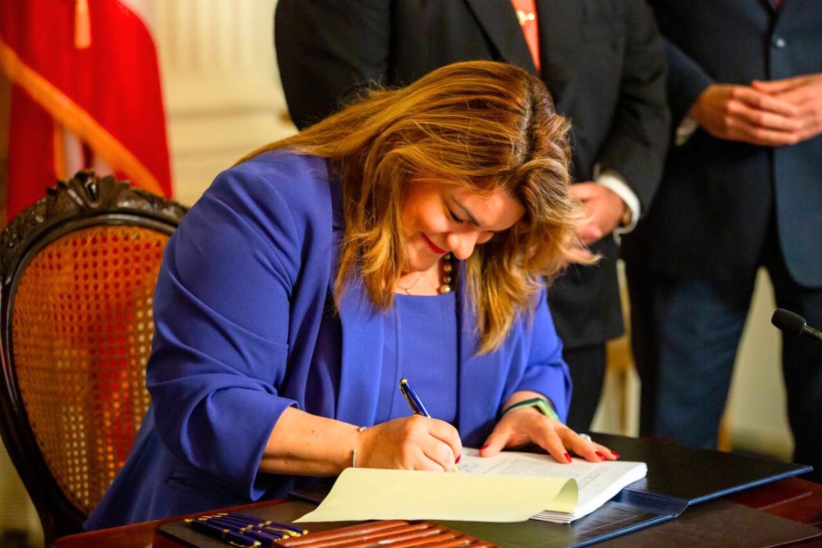 Firma ​​ley que crea periodo voluntario de reflexión en el servicio público