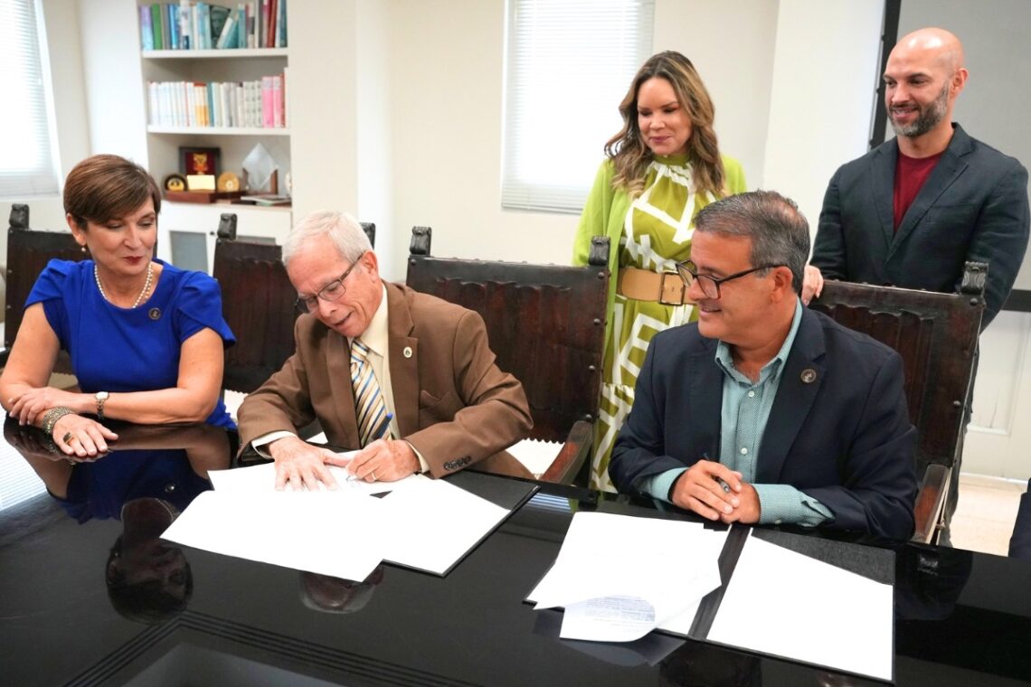 De izquierda a derecha: la presidenta entrante de la Universidad de Puerto Rico (UPR), Dra. Zayira Jordán Conde; el presidente interino de la UPR, Dr. Miguel A. Muñoz; la vicepresidenta de Renovaciones y Servicio de MCS Advantage Inc., Suzette Santiago; el presidente de MCS Advantage Inc., Rafael Pando Cintrón; y el gerente de Renovaciones de MCS, Julio Otero. (Foto suministrada)