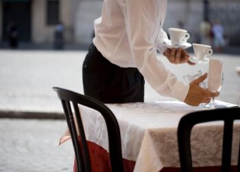 Los restaurantes encabezan la lista de los sectores comerciales más afectados, seguidos por salones de belleza, talleres de mecánica automotriz y empresas de seguridad. (Foto: iStock)