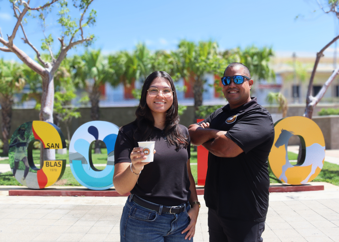 Alexandra Román, barista y Roberto Figueroa, propietario de Café y Viajes, Café Doña Julia y Med Café. (Foto suministrada)