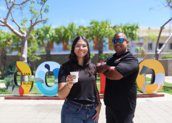 Alexandra Román, barista y Roberto Figueroa, propietario de Café y Viajes, Café Doña Julia y Med Café. (Foto suministrada)
