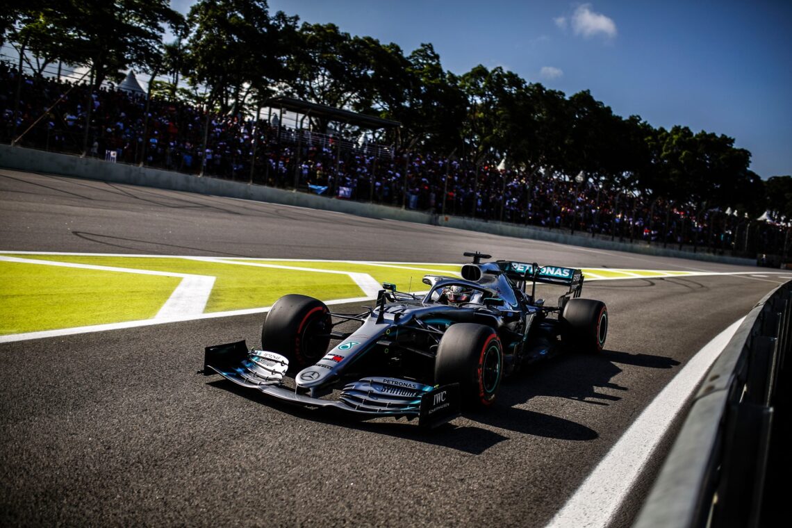 El vehículo Fórmula 1 del equipo Petronas de Mercedes Benz correrá por el Puente Dos Hermanos de Condado este sábado, 2 de agosto. (Foto: Mercedez Benz/FB)