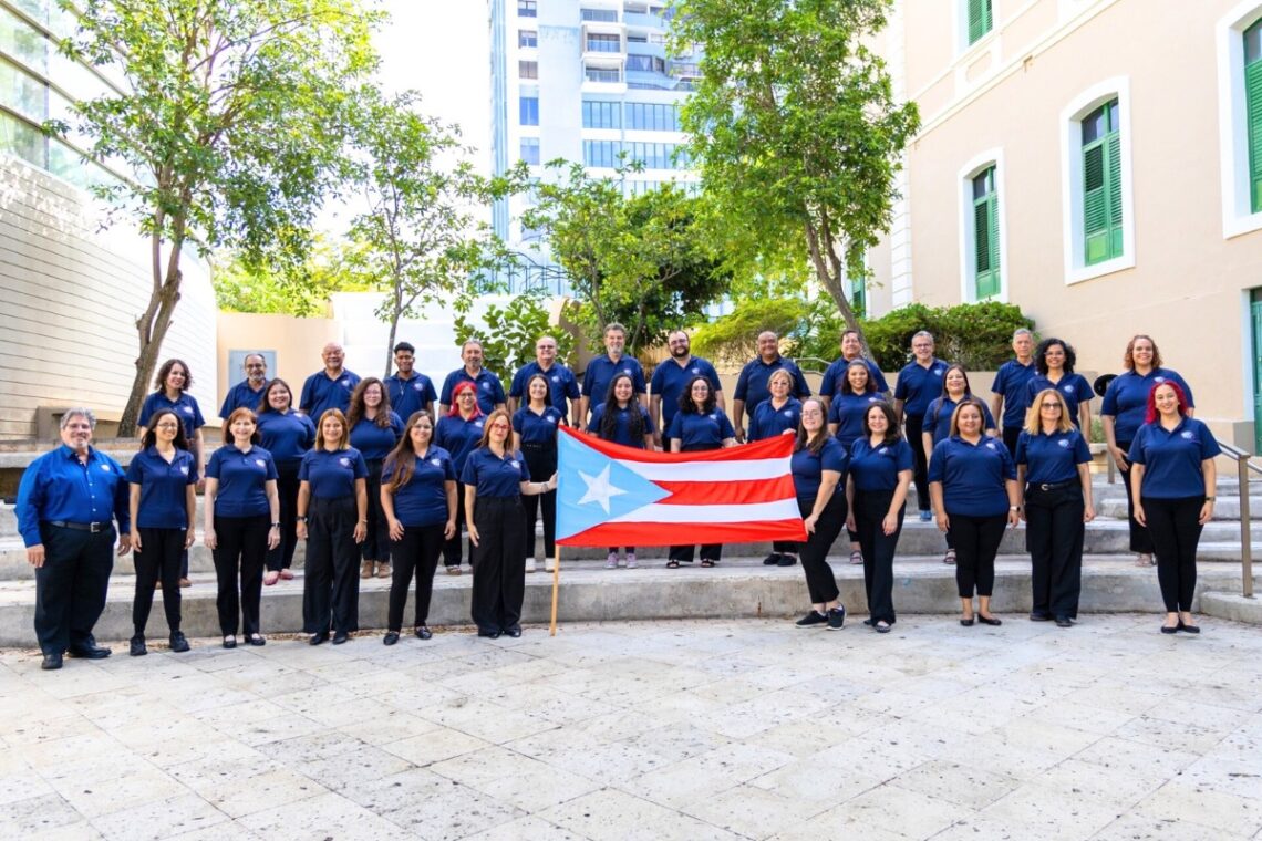 La delegación de 40 integrantes del Coro Nacional de Puerto Rico que viajará a California, dirigidos por el maestro William Rivera Ortiz. (Foto Josiedel Rivera)