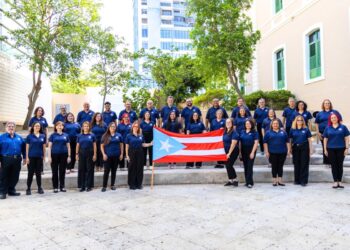 La delegación de 40 integrantes del Coro Nacional de Puerto Rico que viajará a California, dirigidos por el maestro William Rivera Ortiz. (Foto Josiedel Rivera)