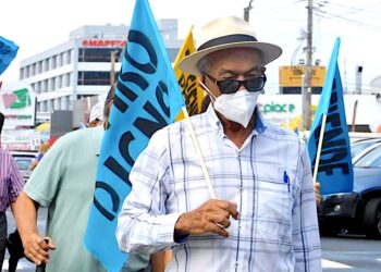 “Es inaceptable, inmoral y raya en un acto criminal”, sentenció el presidente de la Asociación de Jubilados, Johnny Rodríguez Ortiz. (Fotos: PROSOL UTIER / Facebook)