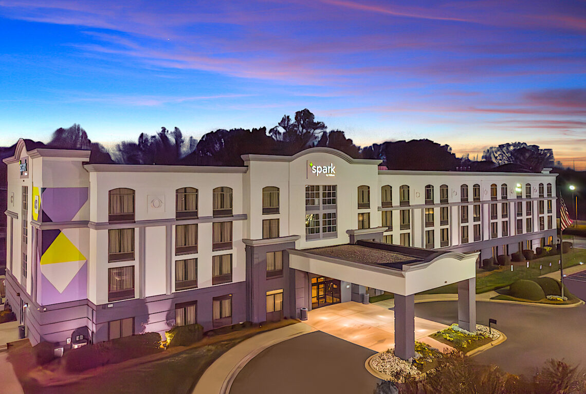 Se trata del primer hotel que la marca Spark by Hilton ocupará en la zona del Caribe y Latinoamérica. En la imagen, fachada del Spark en Charlotte-Tyvola. (Fotos: © 2025 Hilton)