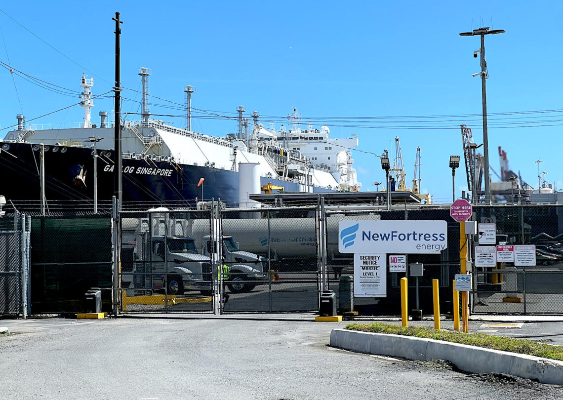 El acuerdo, por 20 años y un canon mensual de más de $34 mil, otorgó a New Fortress Energy la exclusividad para el despacho de gas desde los muelles A y B de Puerto Nuevo. (Foto archivo)