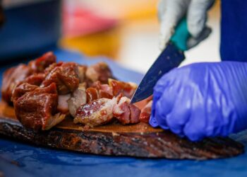 Durante la preparación de una carne ya con el proceso de ahumado listo para la confección de uno de sus icónicos platos. (Foto suministrada)