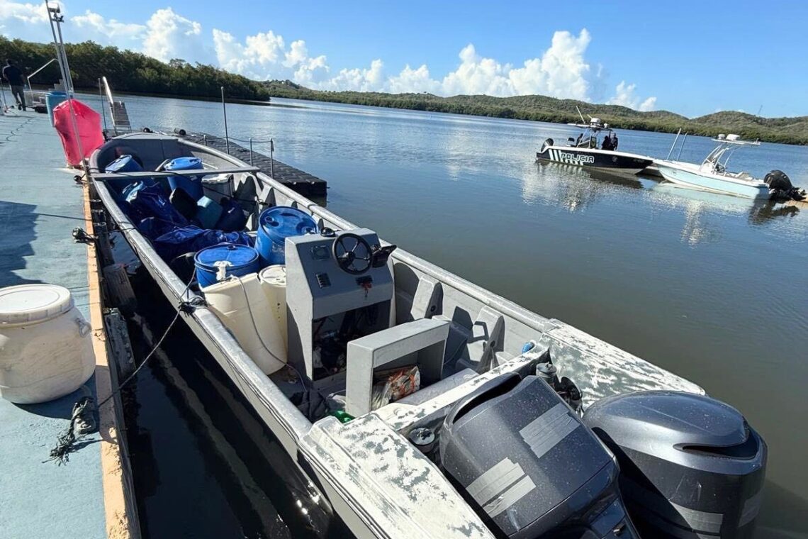 El operativo propició que agentes de Guánica y Cabo Rojo ocuparan 62 fardos de cocaína y una embarcación de 30 pies de eslora. (Foto archivo – NFURA Facebook)
