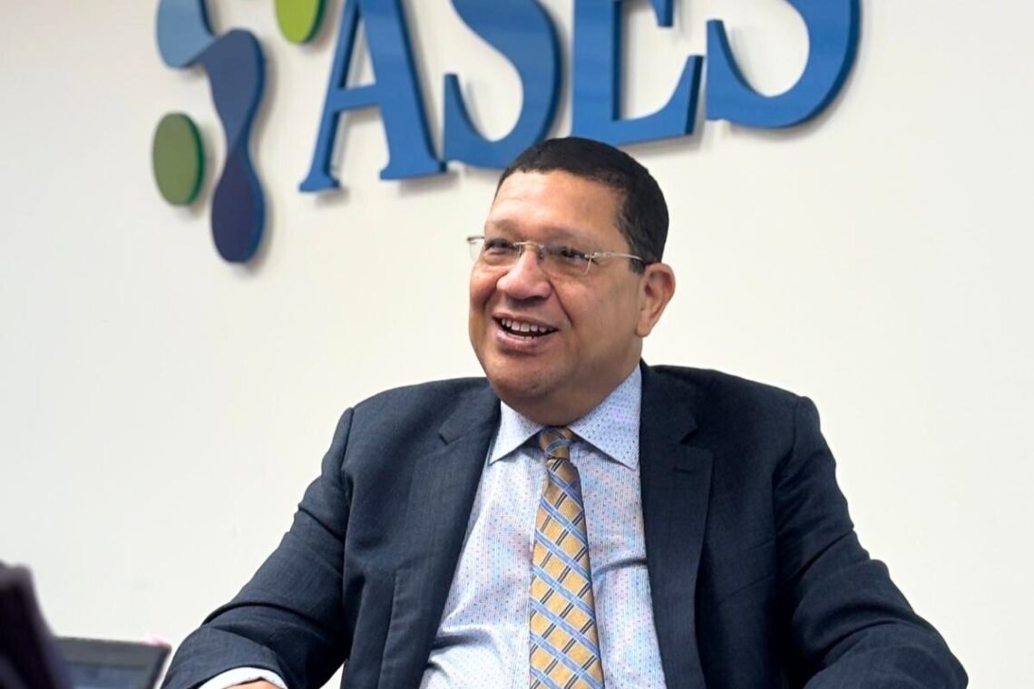 Director ejecutivo de ASES, Carlos Santiago Rosario