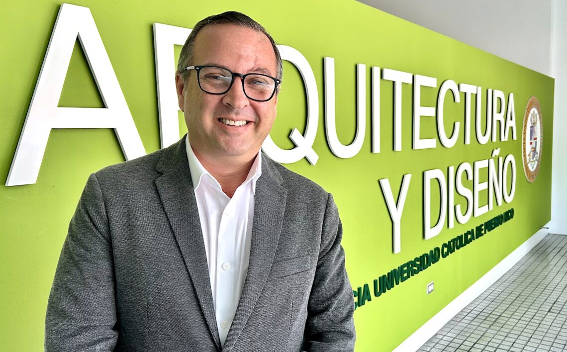 “Es momento de volver a ser proactivos y consolidar la identidad de la escuela como una institución de calidad, reconocida globalmente, que se centra en las personas; que fomenta el contacto de sus estudiantes con la realidad profesional y su colaboración con otras culturas”, declaró a La Perla del Sur, Juan Emmanuelli Benvenutti, decano de la Escuela de Arquitectura de la PUCPRC. (Foto: Omar Alfonso)