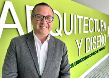 “Es momento de volver a ser proactivos y consolidar la identidad de la escuela como una institución de calidad, reconocida globalmente, que se centra en las personas; que fomenta el contacto de sus estudiantes con la realidad profesional y su colaboración con otras culturas”, declaró a La Perla del Sur, Juan Emmanuelli Benvenutti, decano de la Escuela de Arquitectura de la PUCPRC. (Foto: Omar Alfonso)